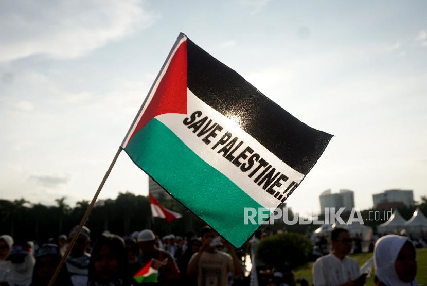  Massa memadati kawasan Monumen Nasional (Monas) saat Aksi Bela Palestina di Monas, Jakarta, Ahad (17/12). 