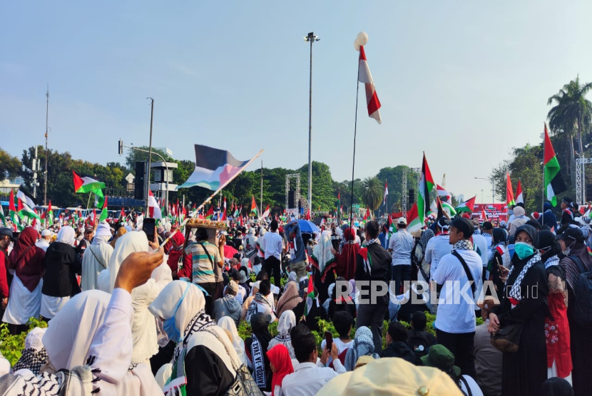 Massa memadati kawasan Patung Kuda, Monas, Jakarta Pusat, Ahad (12/10/2025) untuk menyuarakan dukungan terhadap kemerdekaan Palestina.