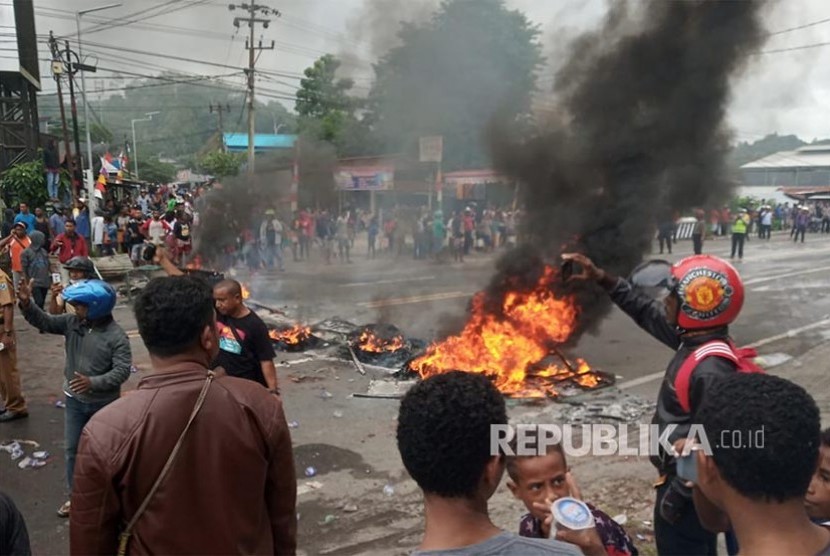 Massa membakar ban saat kerusuhan di pintu masuk Jl. Trikora Wosi Manokwari, Senin (19/8).