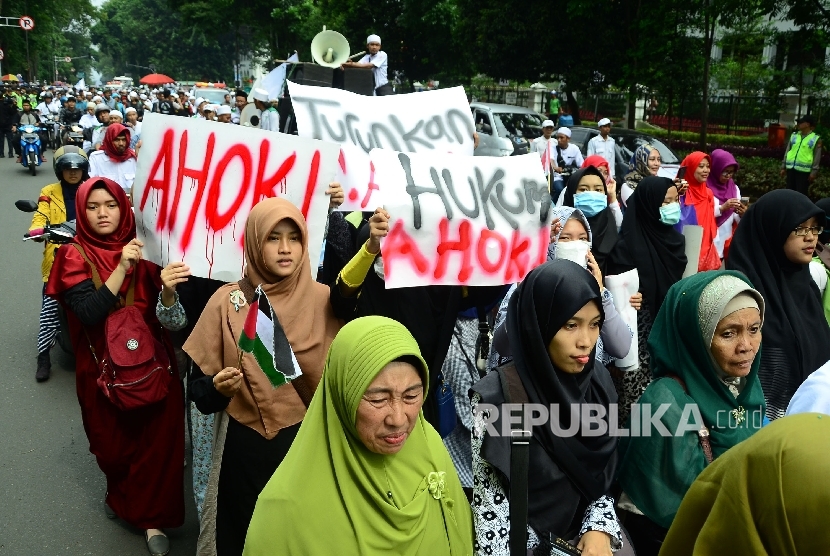 Muslims marched in front of Sate Building, Bandung City, West Java on Friday (21/10). They urged the police to process law suit against Jakarta governor Basuki Tjahaja Purnama who has insulted the Quran surah Al Maidah verse 51.