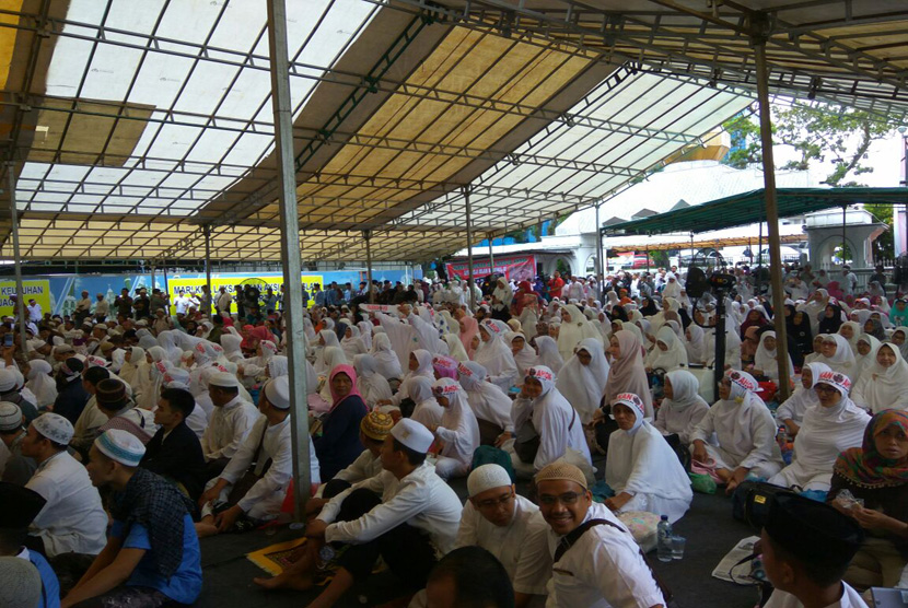 Massa memenuhi tenda yang disediakan di pelataran dan jalan di depan masjid Agung Medan. Sekitar seribuan massa dari berbagai daerah di Sumut ini menghadiri aksi Bela Islam Jilid III yang dipusatkan di masjid Agung Medan.