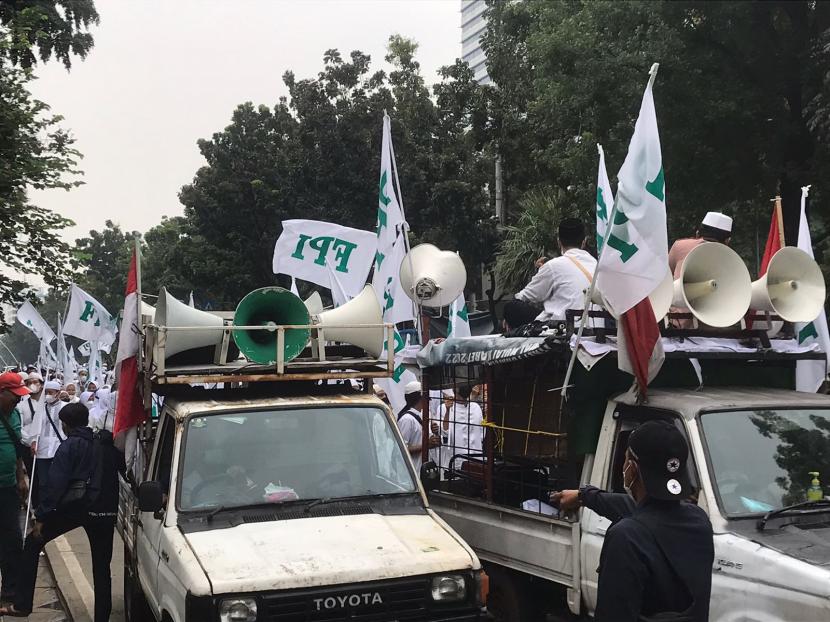 Massa mengeklaim bernama FPI Reborn menggelar aksi mendukung Gubernur Anies Rasyid Baswedan sebagai capres di Patung Kuda, Jakarta Pusat, Senin (6/6/2022). Massa yang membawa bendera FPI dan HTI dikawal ketat kepolisian.