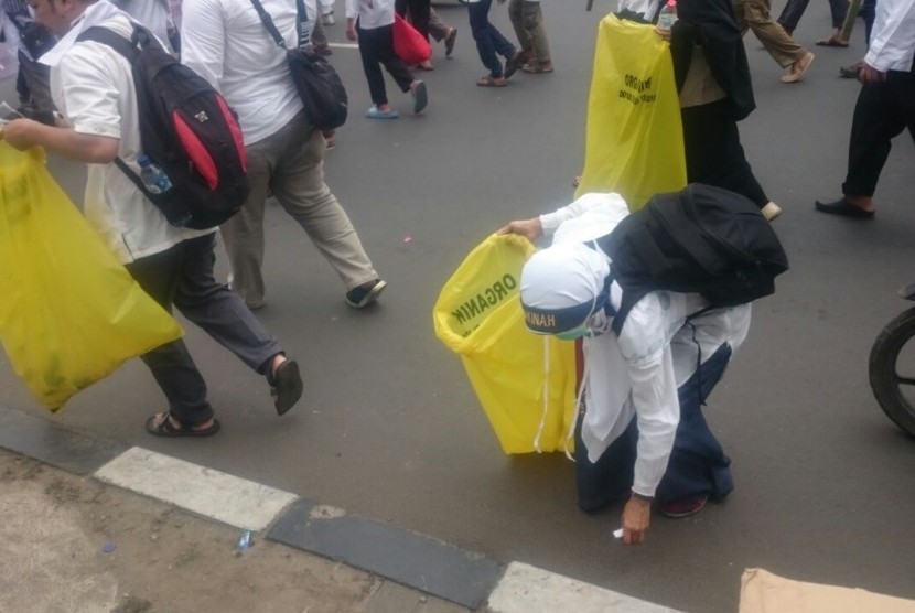 Massa menggelar Aksi Bela Islam sambil memunguti sampah di jalan, Jumat (4/11)