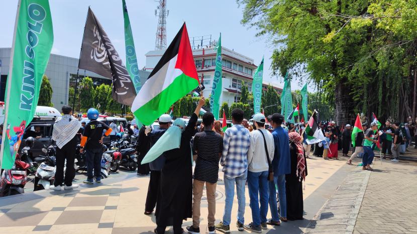 Massa menggelar aksi peduli Palestina di depan Balai Kota Solo, Ahad (12/11/2023).