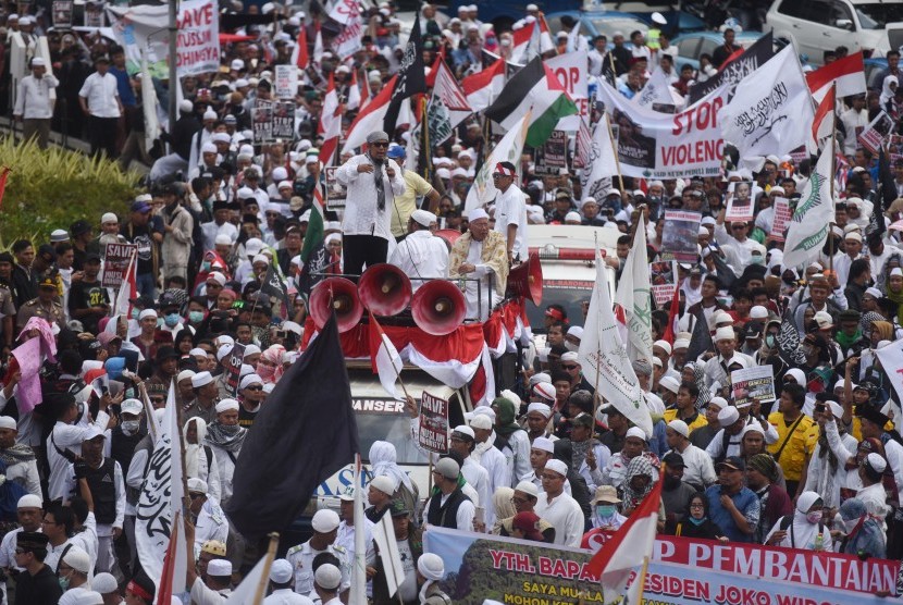 Massa menggelar aksi solidaritas untuk Rohingya di Jakarta, Rabu (6/9).