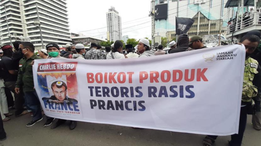 Massa menggelar demonstrasi untuk mengecam Presiden Prancis Emanuel Macron di Simpang Sarinah, Jakarta Pusat, sekitar 200 meter dari gedung Kedutaan Besar Prancis, pada Senin (2/11) siang.