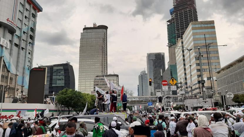 Massa menggelar demonstrasi untuk mengecam Presiden Prancis Emanuel Macron di Simpang Sarinah, Jakarta Pusat, sekitar 200 meter dari gedung Kedutaan Besar Prancis, pada Senin (2/11) siang.