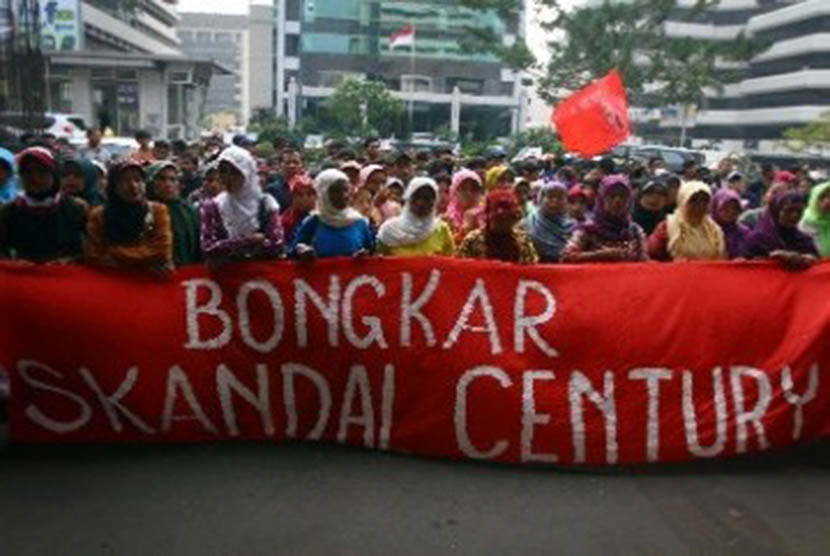 Massa menggelar unjuk rasa di depan gedung KPK,Jakarta, beberapa waktu lalu. Mereka menuntut KPK agar segera menuntaskan skandal Century.