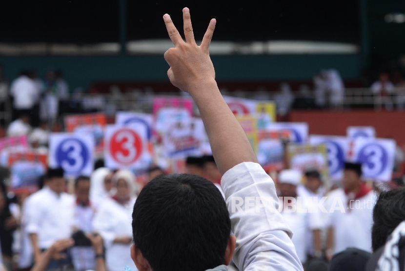  Massa menghadiri kampanye Anies-Sandi, Jakarta, Ahad (29/1). 