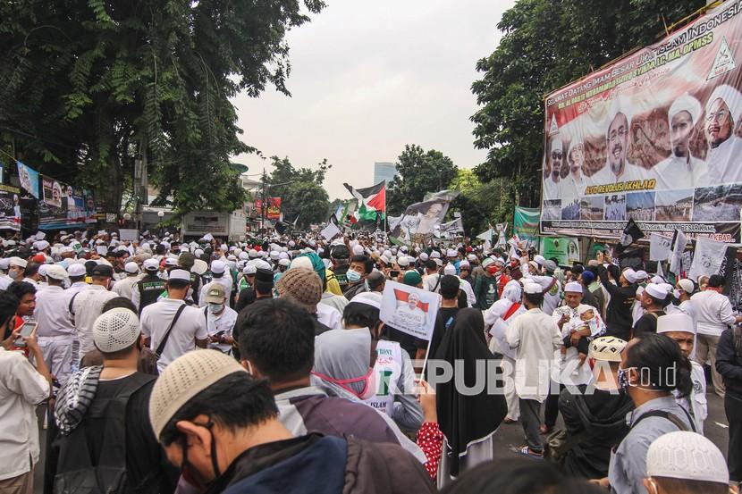 Massa menunggu kedatangan Habib Rizieq Shihab di Markas Besar FPI, Petamburan, Jakarta, Selasa (10/11/2020). 