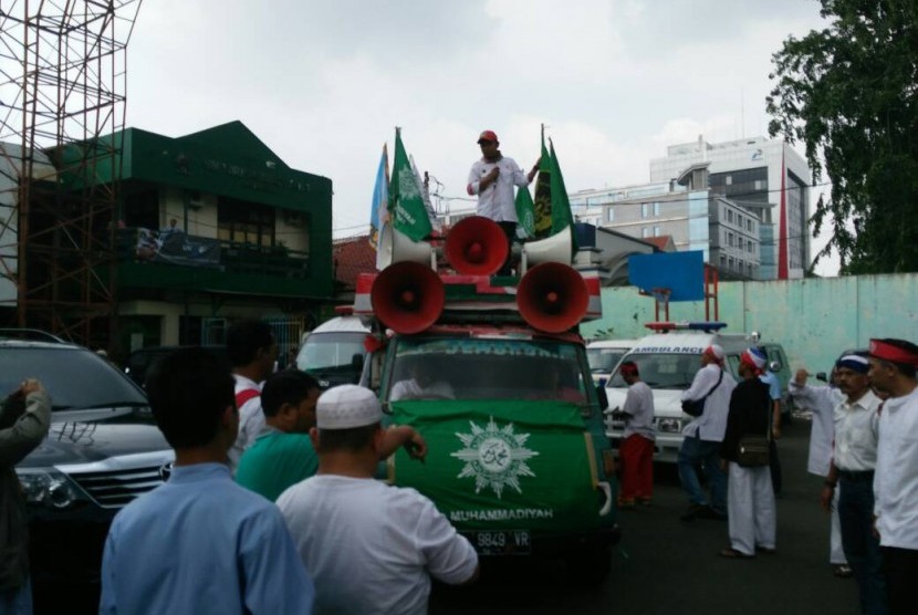 Massa muhammadiyah peserta aksi 55 mulai bergerak ke Gedung MA. 