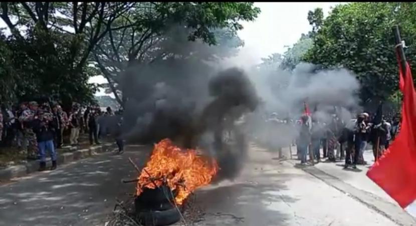 Massa Ormas GMBI melalukan prmbakaran dalam aksi yang berakhir ricuh di depan Mapolda Jabar. Ratusan massa GMBI diamankan polisi.
