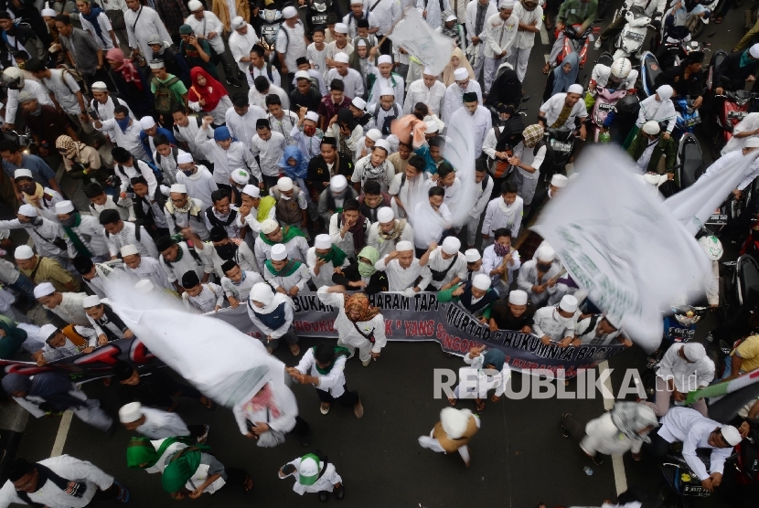 Massa Ormas Islam melakukan longmarch menuju Bareskrim dan kemudian di Balai Kota DKI Jakarta, Jakarta, Jumat (14/10). Dalam aksinya mereka meminta pihak kepolisian untuk memproses Gubernur DKI Jakarta Basuki Thajaja Purnama terkait penistaan agama.