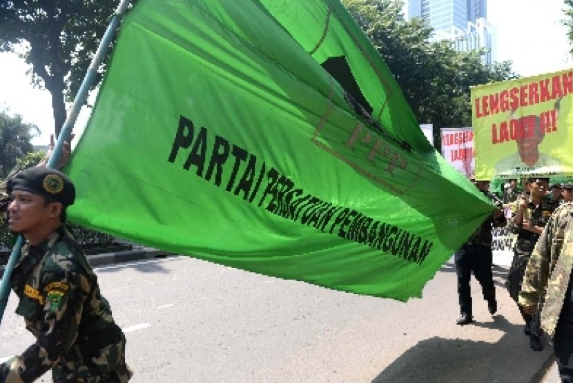 Massa Partai Persatuan Pembangunan (PPP) kubu Djan Faridz unjuk rasa di kantor Kemenkumham, Jakarta, Senin (23/3).