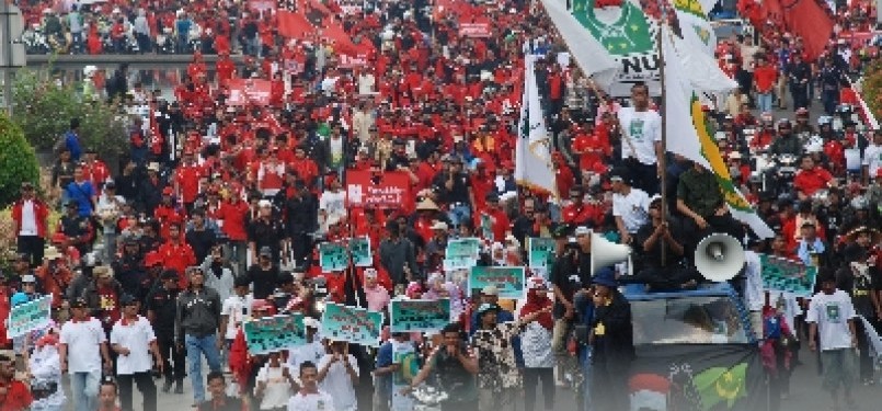 Massa PDIP menggelar aksi demonstrasi menolak kenaikan harga BBM dengan melakukan aksi long march menuju Istana Negara, Jakarta, Selasa (27/3). 