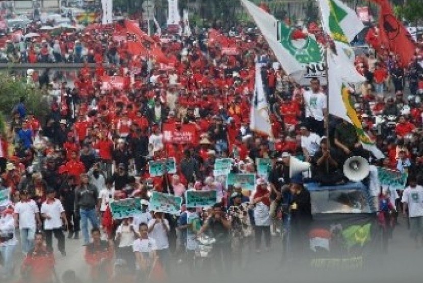 Massa PDIP menggelar aksi demonstrasi menolak kenaikan harga BBM dengan melakukan aksi long march menuju Istana Negara, Jakarta, Selasa (27/3). 