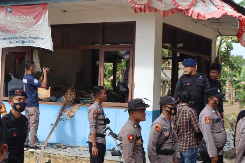 Massa pecahkan kaca dan rusak fasilitas Pos Satpam PT HIM di Desa Penumangan, Kabupaten Tulangbawang Barat, Lampung, Rabu (2/3/2022) Ilustrasi. Sebanyak 7 orang sudah ditetapkan sebagai tersangka dalam bentrok di Tubaba 