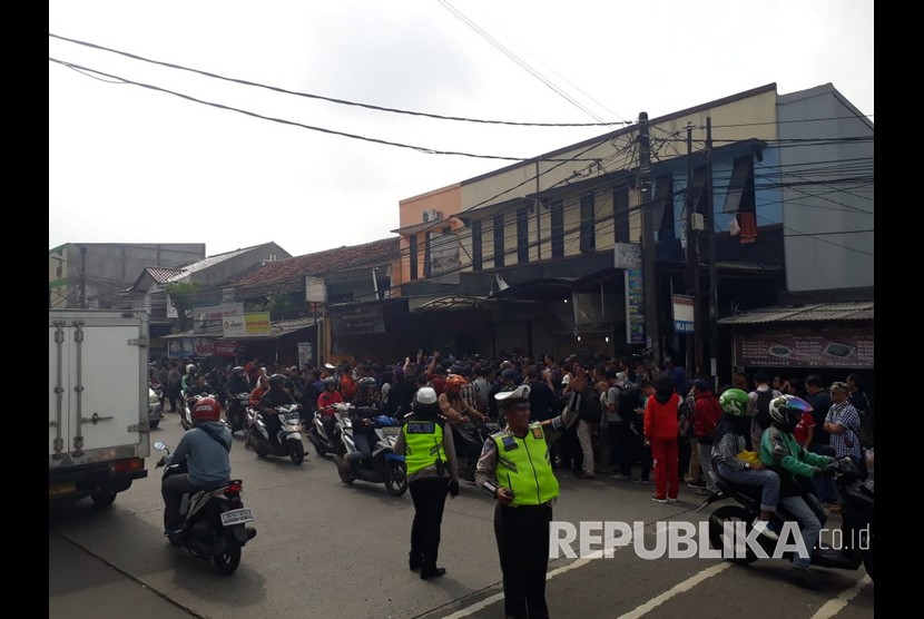 Massa pendukung Ahok berkumpul di seberang Markas Brimob Polri Kelapa Dua Depok Jawa Barat, Kamis (24/1).  