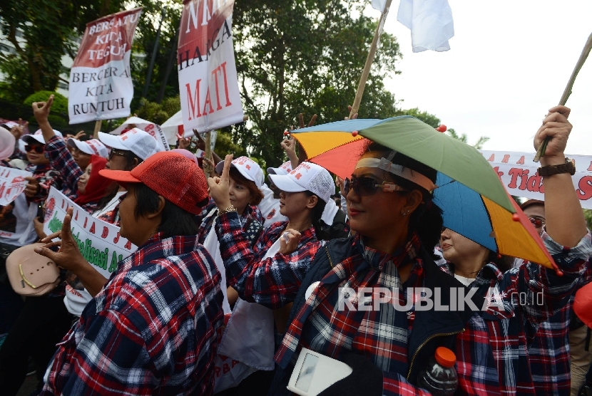 Massa pendukung ahok melakukan aksi kawal sidang ahok dengan agenda pemeriksaan saksi di Auditorium Kementerian Pertanian, Jakarta Selatan, Selasa (3/1).