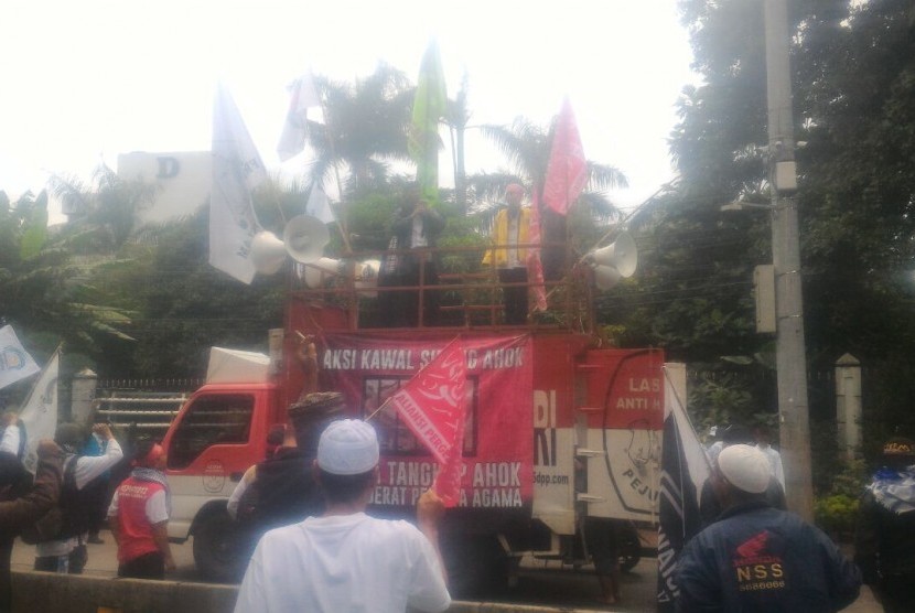 Massa pendukung Ahok mengawal sidang ke-11 kasus penistaan agama di Jalan Harsono, Kementerian Pertanian, Ragunan, Jakarta Selatan, Selasa (21/2).