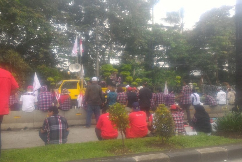 Massa pendukung Ahok mengawal sidang ke-11 kasus penistaan agama di Jalan Harsono, Kementerian Pertanian, Ragunan, Jakarta Selatan, Selasa (21/2).