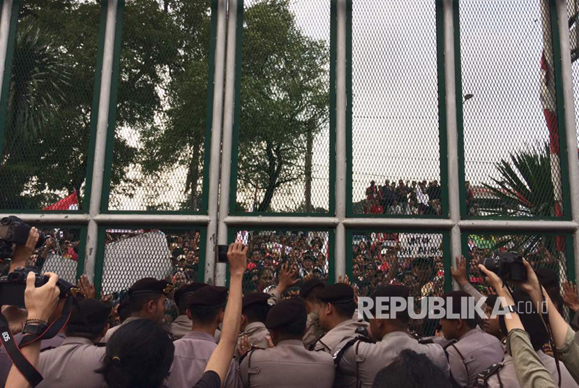 The mass pushed the fence of Cipinang Correction Institution while demanding Basuki Tjahaja Purnama (Ahok) to be released from prison. Ahok was convicted guilty in blasphemy case on Tuesday.