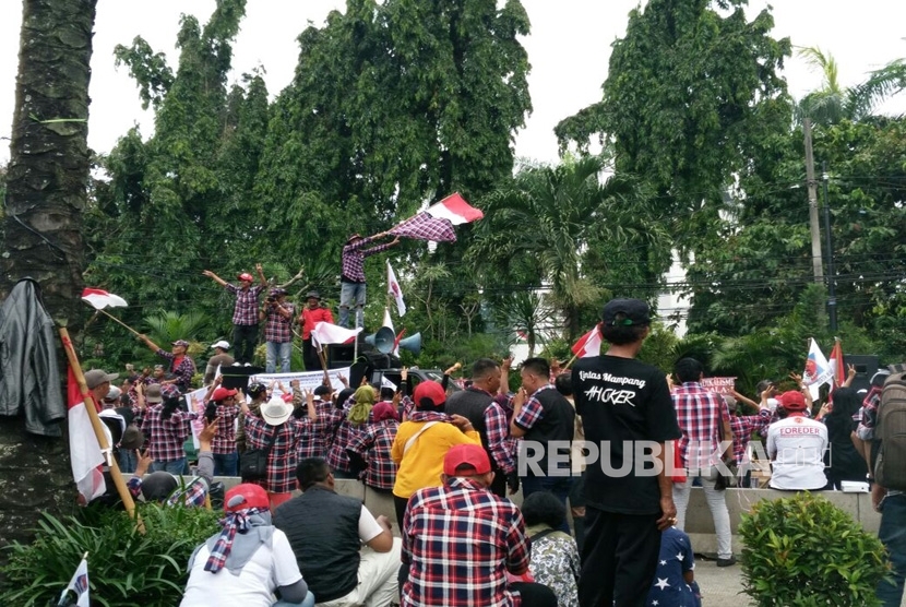  Massa pendukung Ahok yang beraksi mengawal sidang Ahok ke 12 di depan Kementerian Pertanian, Selasa (28/2). 