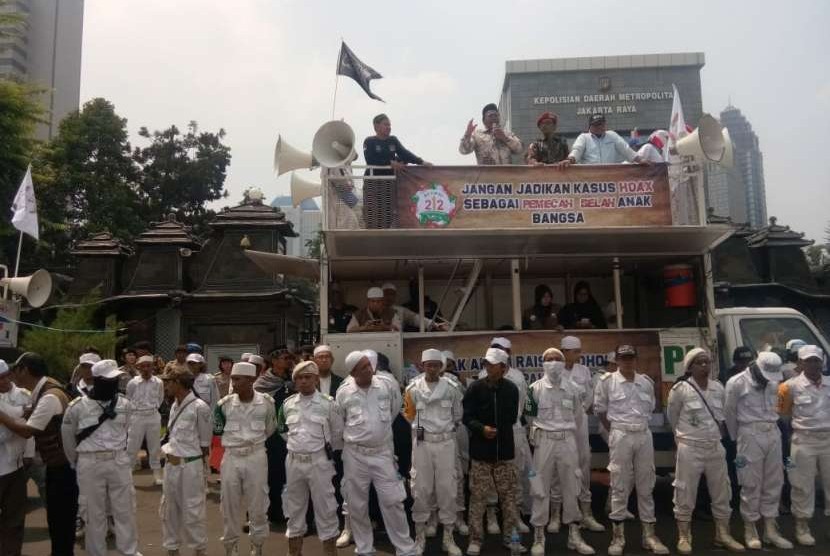 Massa pendukung Amien Rais dari Persaudaraan Alumni (PA) 212 mendatangi gedung Polda Metro Jaya, Rabu (10/10) pagi. Wakil Ketua Umum PA 212 Asep Syaripudin memimpin orasi.  