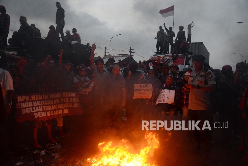 Massa pendukung Basuki Tjahaja Purnama (Ahok) melakukan aksi dukungan saat mendatangi Rumah Tahanan LP Cipinang, Jakarta, Selasa (9/5).