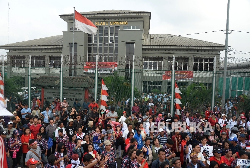 Massa pendukung Basuki tjahaja Purnama (Ahok) melakukan aksi dukungan saat mendatangi Rumah Tahanan LP Cipinang, Jakarta, Selasa (9/5).