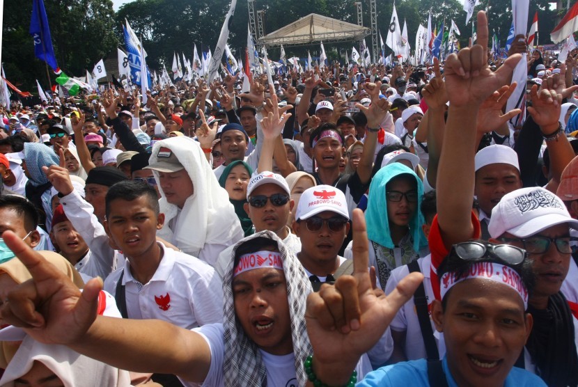 Massa pendukung capres-cawapres nomor urut 02 Prabowo-Sandi menghadiri kampaye terbuka terakhir di Alun- Alun Kota Tangerang, Banten, Sabtu (13/4/2019)