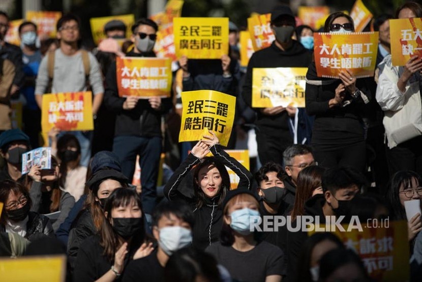 Massa pendukung demokrasi berkumpul pada aksi unjuk rasa yang dilakukan pekerja industri advertising di Hong Kong Senin (2/12).