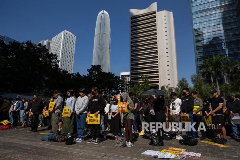 Massa pendukung demokrasi mengheningkan cipta pada aksi unjuk rasa yang dilakukan pekerja industri advertising di Hong Kong Senin (2/12).