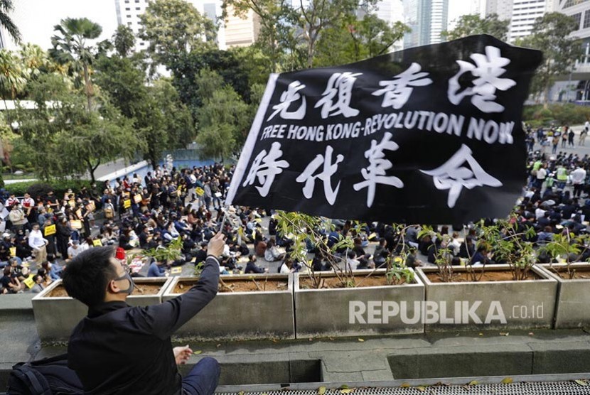 Massa pendukung demokrasi mengibarkan bendera pada aksi unjuk rasa yang dilakukan pekerja industri advertising di Hong Kong Senin (2/12).