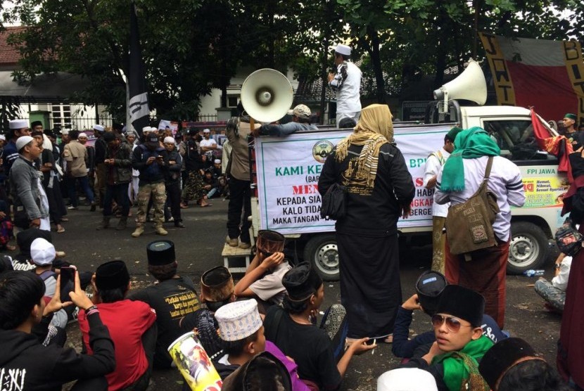 Massa pendukung Habib Bahar bin Smith melakukan orasi di depan Gedung Perpustakaan dan Arsip Kota Bandung, Rabu (6/3). Massa melakukan aksi untuk mengawal jalannya sidang kedua Habib Bahar.