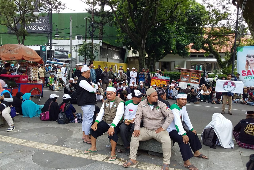 Massa pendukung Habib Bahar memenuhi halaman dan trotoar kantor Pengadilan Negeri Bandung.