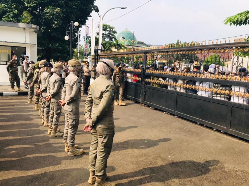 Massa pendukung Habib Rizieq Shihab (HRS) tiba di Gedung DPRD Kota Bogor, Jumat (11/6). 