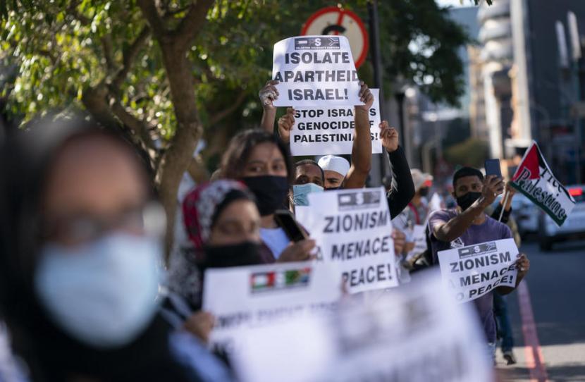  Massa pendukung Kampanye Solidaritas Palestina berdemonstrasi di luar Gedung Parlemen di Cape Town, Afrika Selatan, 11 Mei 2021. Afrika Selatan memprotes keputusan Komisi Uni Afrika yang memberikan status pengamat kepada Israel.