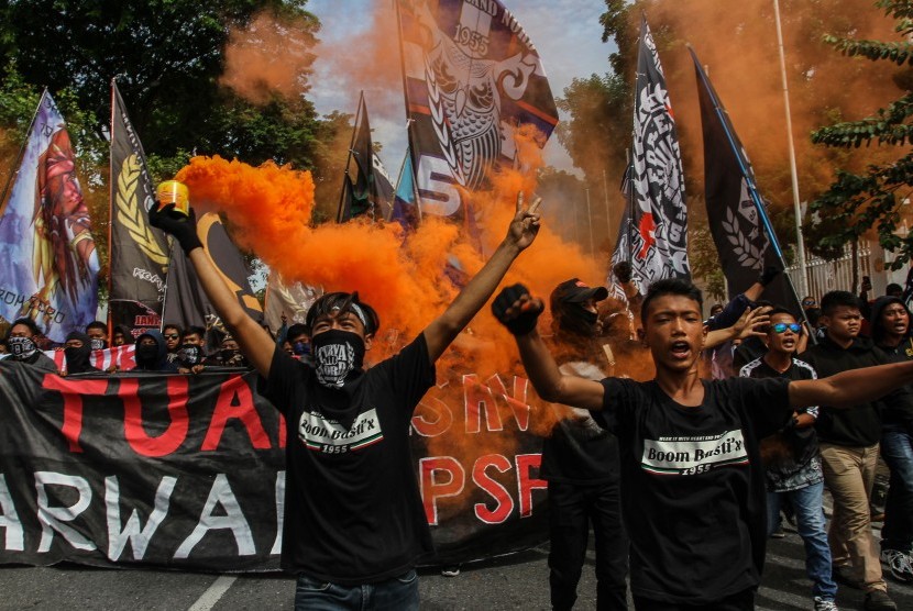Massa pendukung klub sepakbola PSPS Riau (Curva Nord 1955 Pekanbaru dan Asykar Theking) berunjukrasa di depan Kantor Gubernur Riau, di Pekanbaru, Riau, Senin (24/6/2019).(Antara/Rony Muharrman)