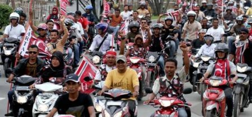 Massa pendukung Partai Aceh (PA) berkonvoi menuju kantor Komisi Independen Pemilihan (KIP) Aceh Utara di Kota Lhokseumawe, Aceh, Kamis (19/1).