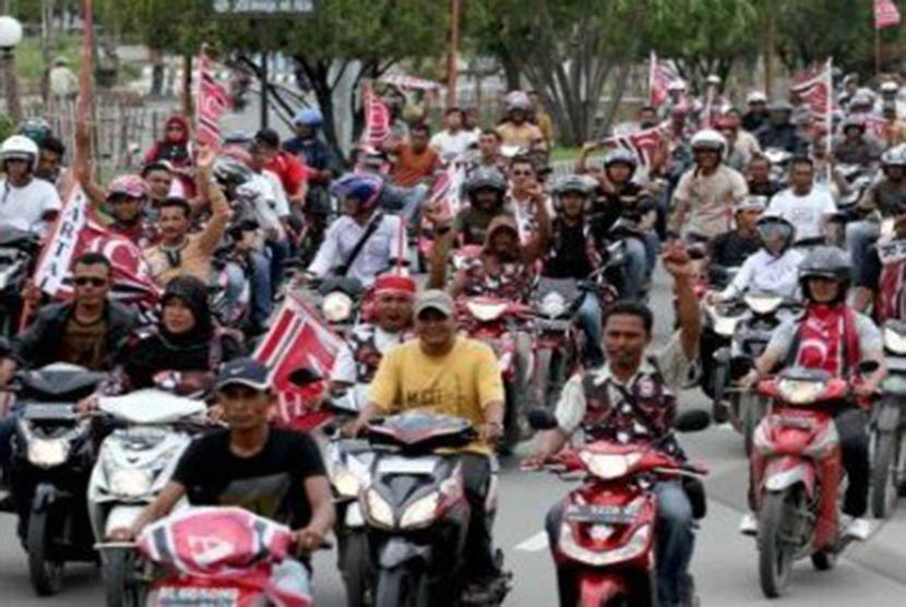 Massa pendukung Partai Aceh (PA) berkonvoi menuju kantor Komisi Independen Pemilihan (KIP) Aceh Utara di Kota Lhokseumawe, Aceh, Kamis (19/1).
