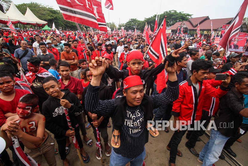 Partai Aceh siap berkoalisi dengan partai manapun pada pilkada mendatang. Ilustrasi pendukung Partai Aceh