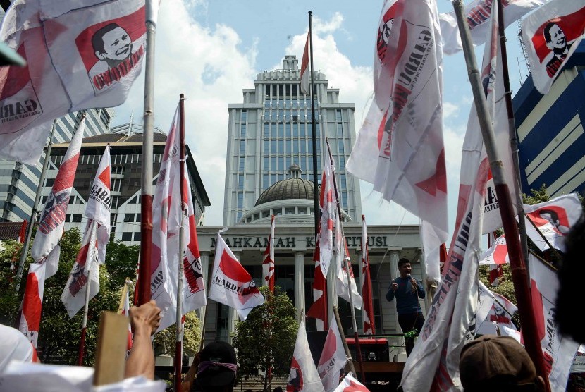 Massa pendukung pasangan Capres nomor urut satu Prabowo Subianto dan Hatta Rajasa melakukan aksi di halaman Mahkamah Konstitusi, Jakarta Pusat, Selasa (12/8). 