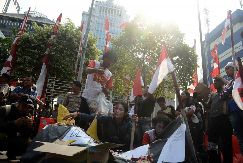 Massa pendukung pasangan Capres nomor urut satu Prabowo Subianto dan Hatta Rajasa melakukan aksi treatrilkal saat sidang lanjutan Perselisihan Hasil Pemilihan Umum (PHPU) Pilpres Tahun 2014 di halaman Gedung Mahkamah Konstitusi, Jakarta Pusat, Kamis (14/8)