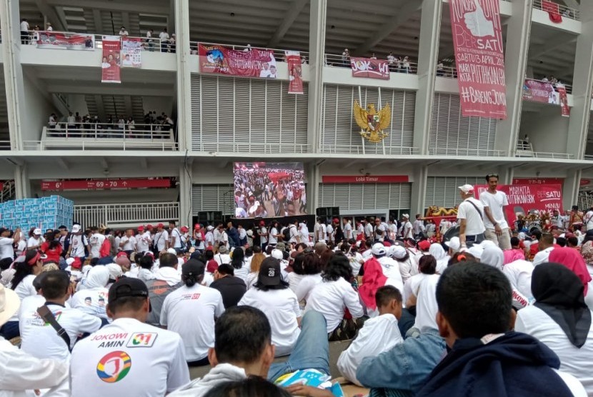 Massa pendukung paslon 01, Jokowi-Ma'ruf Amin nonton bareng Konser Putih Bersatu di luar Stadion Utama Gelora Bung Karno, Tanah Abang, Jakarta Pusat, Sabtu (13/4).