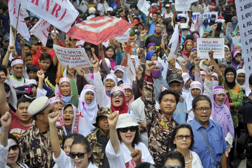 Massa pendukung Prabowo berunjuk rasa menolak hasil Pilpres 2014 di depan Gedung Mahkamah Konstitusi (MK), Jakarta, Senin (18/8).