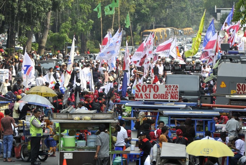 Massa pendukung Prabowo-Hatta berdemo hingga menutup jalan raya di depan Gedung Mahkamah Konstitusi (MK), Jakarta, Jumat (15/8). Kondisi tersebut mengakibatkan kemacetan parah di kawasan tersebut.