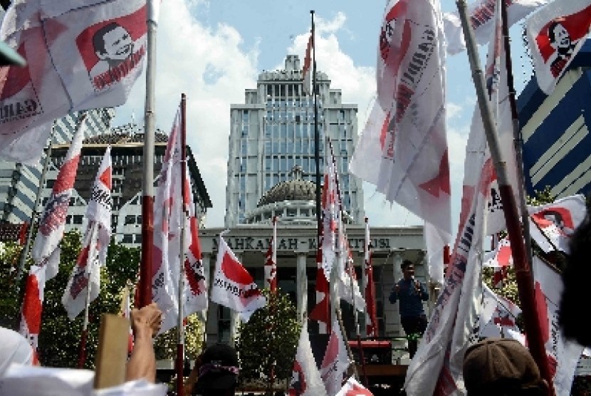 Massa pendukung Prabowo-Hatta melakukan aksi di halaman gedung MK, Jakarta Pusat, Selasa (12/8).