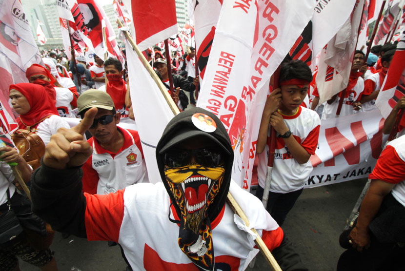 Massa pendukung Prabowo - Hatta Rajasa melakukan aksi unjuk rasa di Bundaran Hotel Indonesia, Jakarta, Kamis (21/8). 