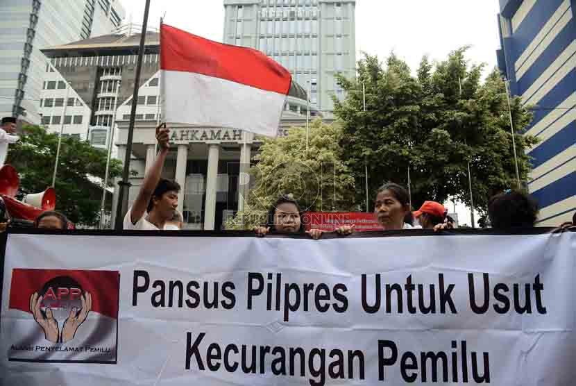 Massa pendukung Prabowo Subianto-Hatta Rajasa berunjuk rasa di depan Gedung Mahkamah Konstitusi (MK), Jakarta Pusat, Jumat (25/7). (Republika/Agung Supriyanto)
